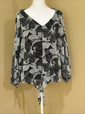 Coco Bianco  Black & White Floral V-Neck Tie-Hem Women's Top